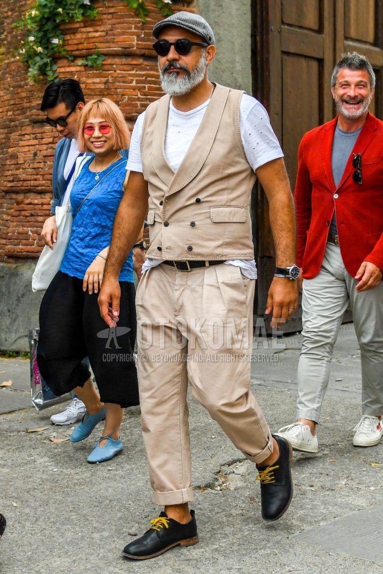 Other solid gray, solid black sunglasses, solid beige gilet, solid white t-shirt, solid black leather belt, solid beige wide pants, solid beige pleated pants, and black plain-toe leather shoes for men's spring, summer, and fall outfits.