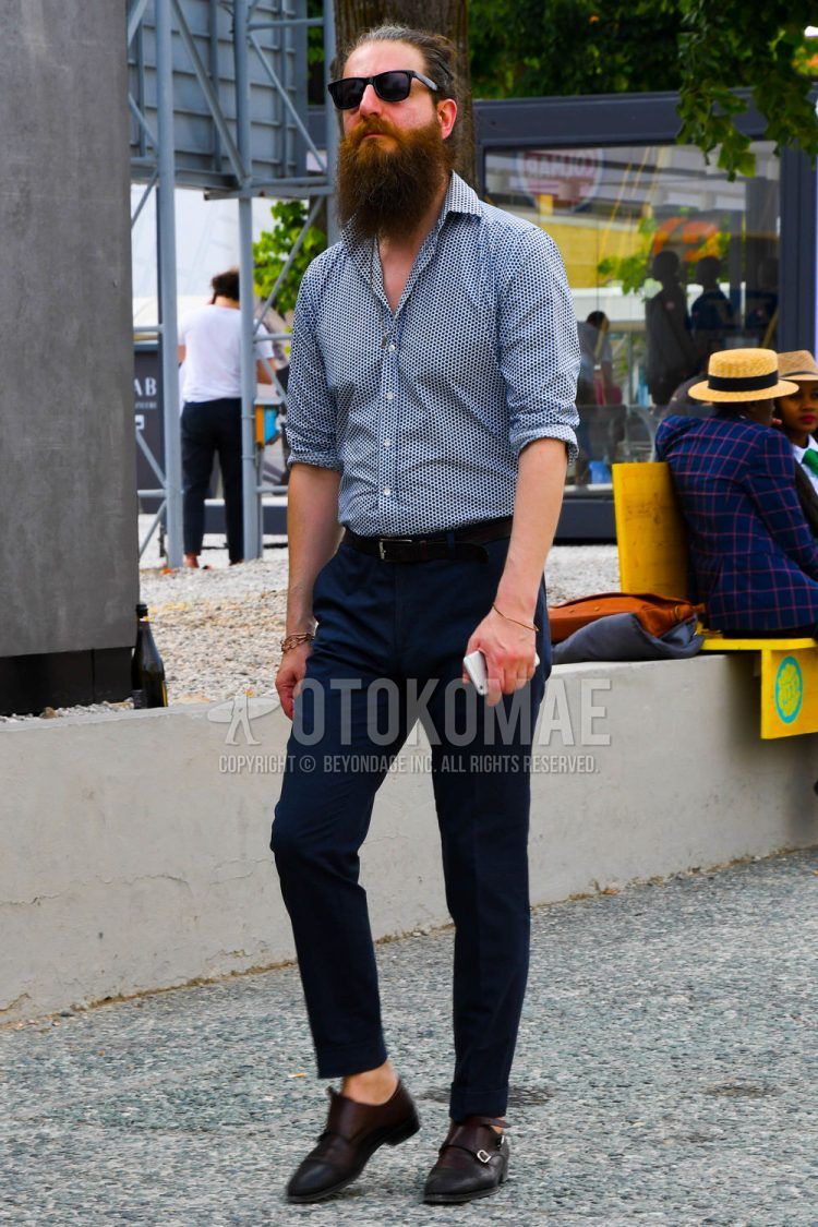 Spring and summer men's coordinate outfit with plain sunglasses, multi-colored and other shirts, plain black leather belt, plain navy chinos, plain ankle pants, and brown monk shoe leather shoes.