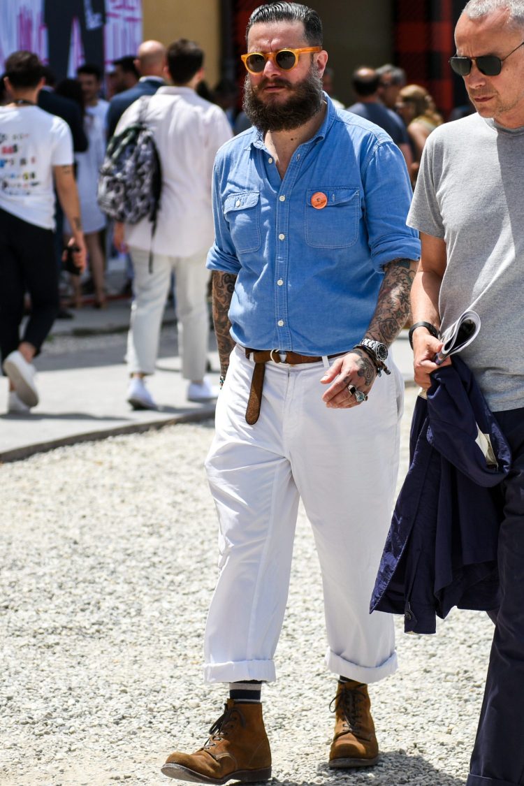 A denim shirt set with a badge adds a pop nuance to a men's coordinate!