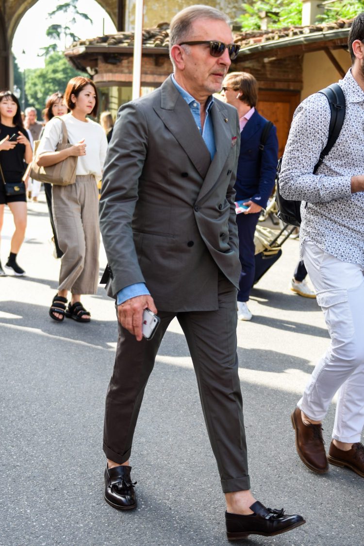 Denim shirts are also effective for use as innerwear for seasonal colonial color suits!