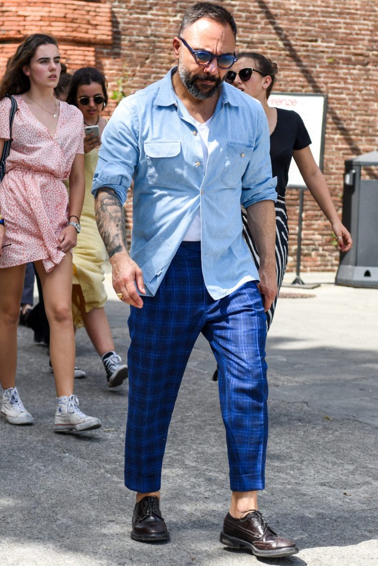 A denim shirt with a chest pocket will give your outfit an even more masculine look!