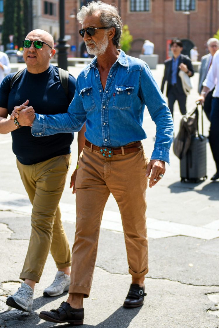Western-style denim shirts with a damaged finish! Gives a rough and cozy look to your coordinate!