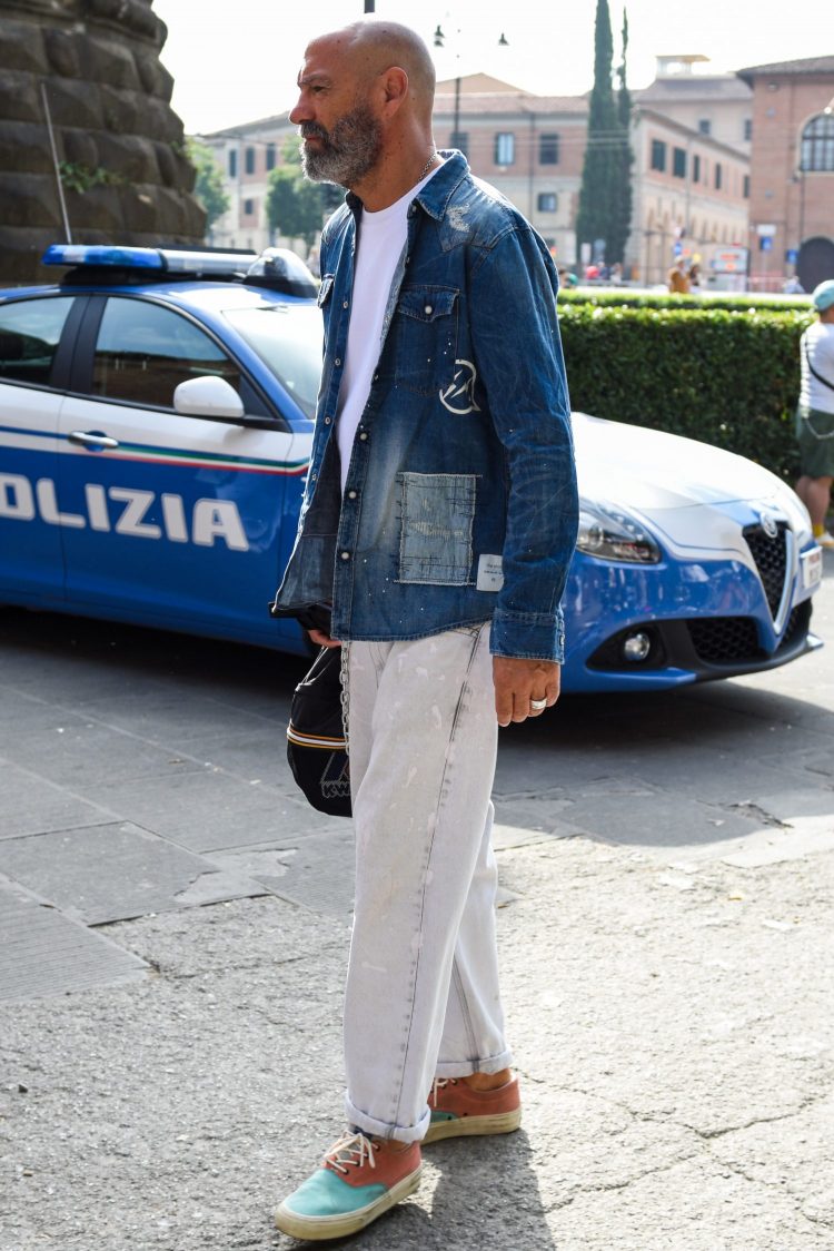 Denim shirts with remakes are perfect for adding an accent to simple outfits!