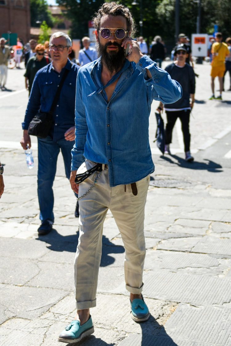 Half-tucking in is a strong candidate for a denim shirt coordinate with a sophisticated look.
