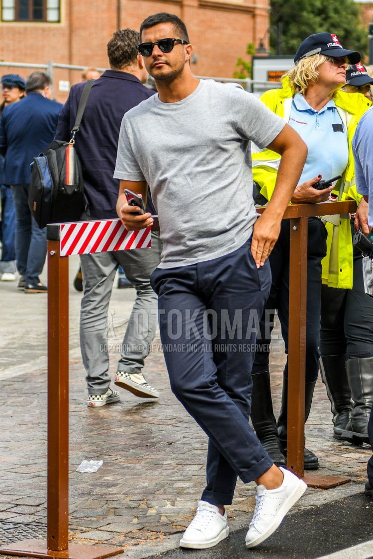 グレー Tシャツ コーデ メンズ特集 都会的に仕上げた大人の男達の着こなし アイテムを紹介 メンズファッションメディア Reddebibliotecas ページ 9