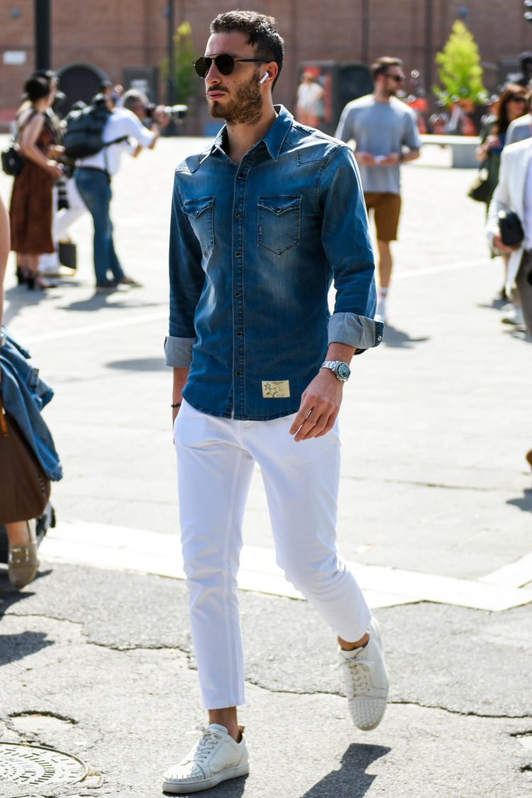 Familiar in western movies! Western-type denim shirts add a martial taste to your coordination.