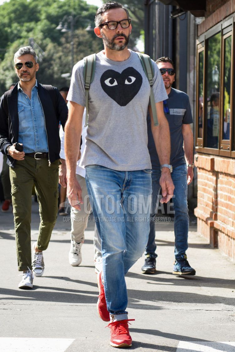 赤スニーカー コーデ特集 レッドのスパイスを効果的にきかせた注目のメンズ着こなし アイテム紹介 メンズファッションメディア Apgs Nswshops 男前研究所 ページ 6 ページ 6