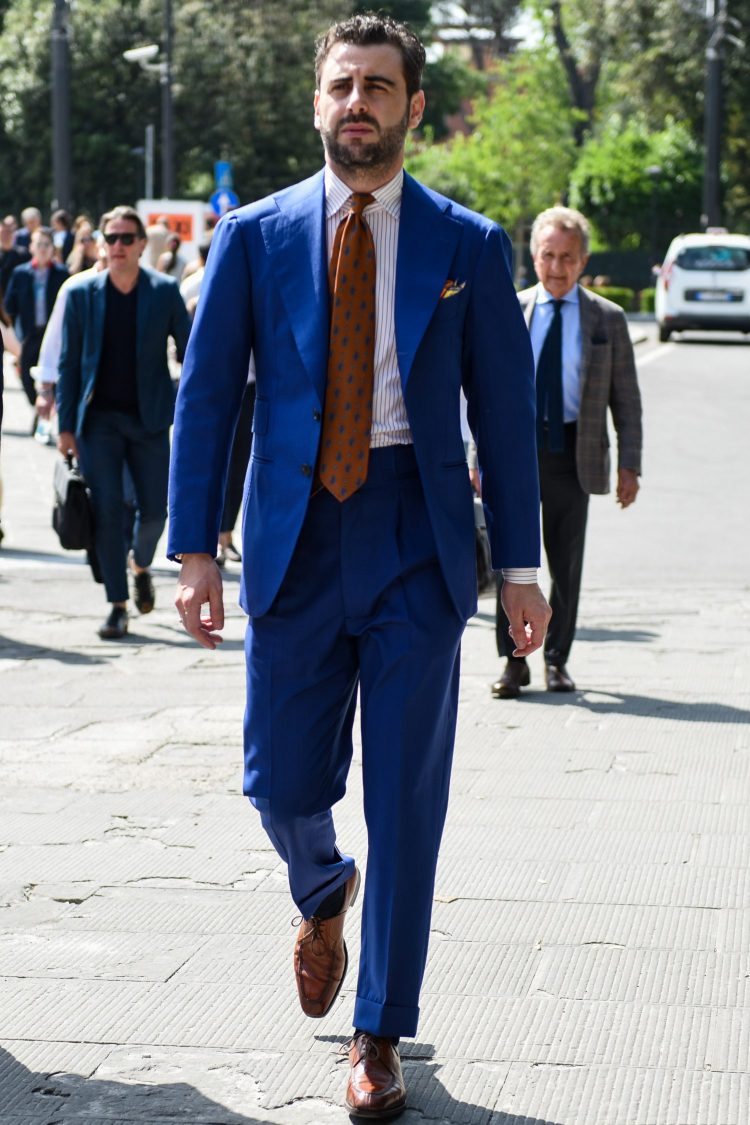 Suit style now with pants with a waist yulu silhouette.