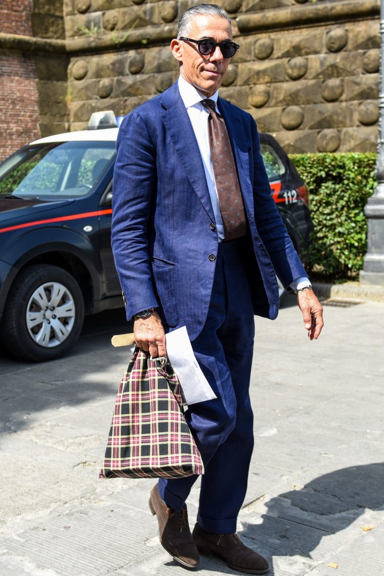 Navy suit style with brown tie set to represent Azzurro e Marrone