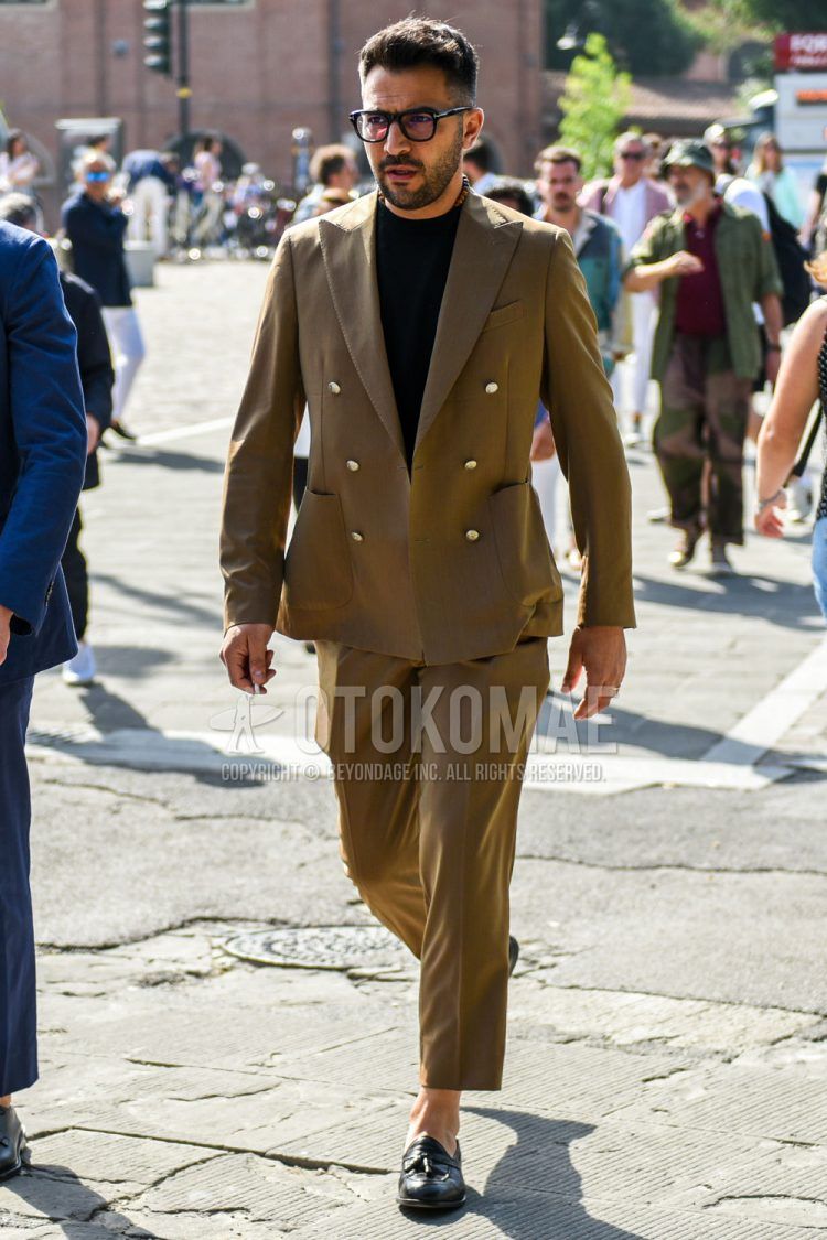Spring and fall men's coordinate outfit with plain black glasses, plain black T-shirt, black tassel loafer leather shoes, and plain brown suit.