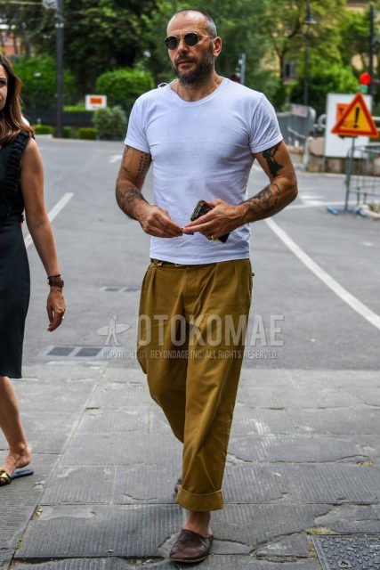 Summer men's coordinate outfit with plain white T-shirt, plain yellow/beige wide pants, and brown leather sandals.