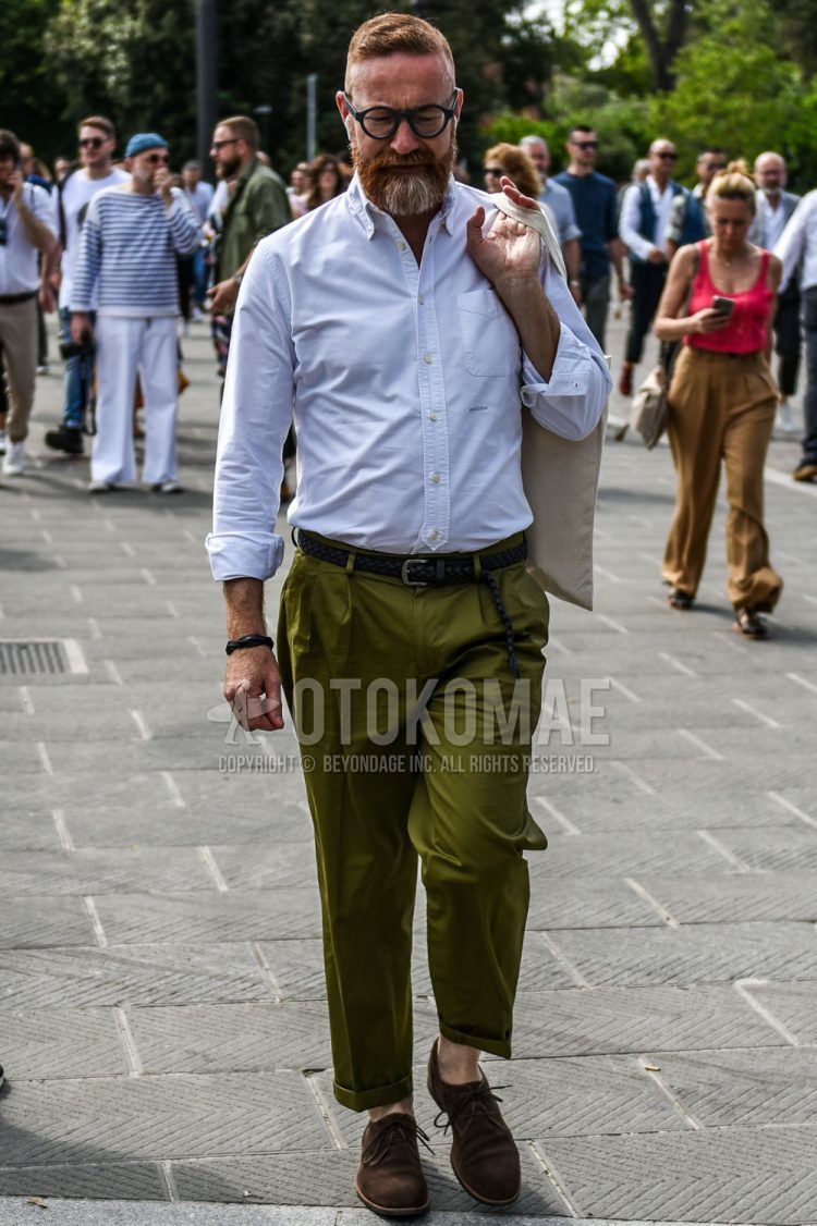 Spring, summer and fall men's coordinate outfit with plain black glasses, plain white shirt, plain black mesh belt, plain leather belt, plain olive green chinos, plain pleated pants, brown plain toe leather shoes, suede shoes leather shoes.