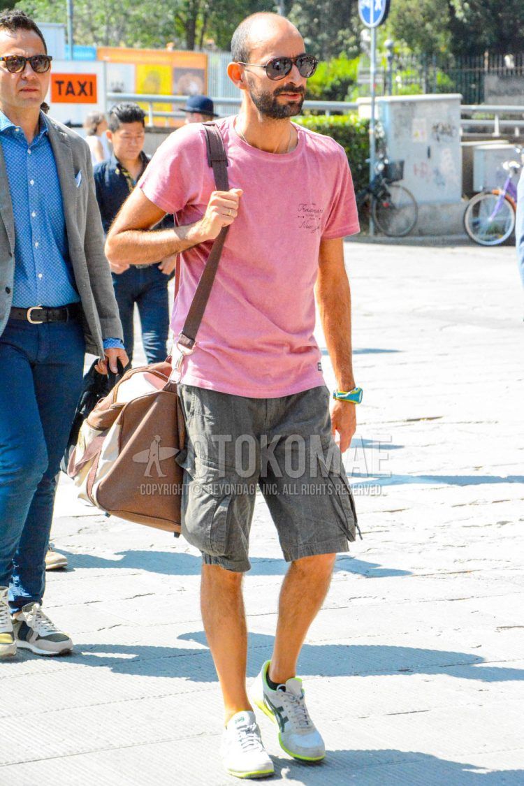 A spring/summer men's coordinate outfit with plain sunglasses, a plain pink t-shirt, plain gray shorts, white low-cut sneakers, and a plain Boston bag.