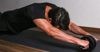 腹筋ローラーを使って筋トレを効率良く！効果的な使い方＆コツをプロトレーナーが解説