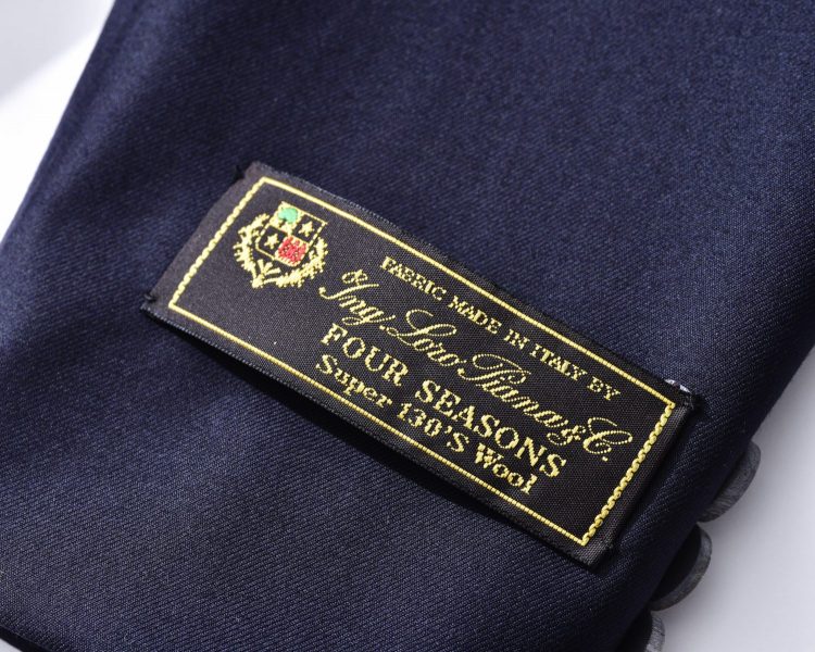 魅力④「生地はロロ・ピアーナを代表する“FOUR SEASONS Super130s Wool”を使用しているから一年を通して着用可能！」