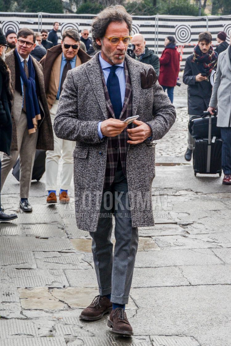 Solid color glasses, solid color gray chester coat, brown checked tailored jacket, solid color light blue shirt, solid color gray slacks, solid color navy socks, brown suede shoes leather shoes, brown brogue shoes leather shoes, solid color navy tie winter Men's Cord Dressing.