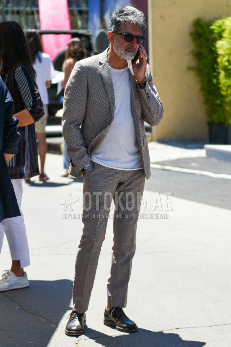 A spring, summer and fall men's coordinate outfit with plain black sunglasses, a plain white T-shirt, brown plain-toe leather shoes and a plain gray suit.