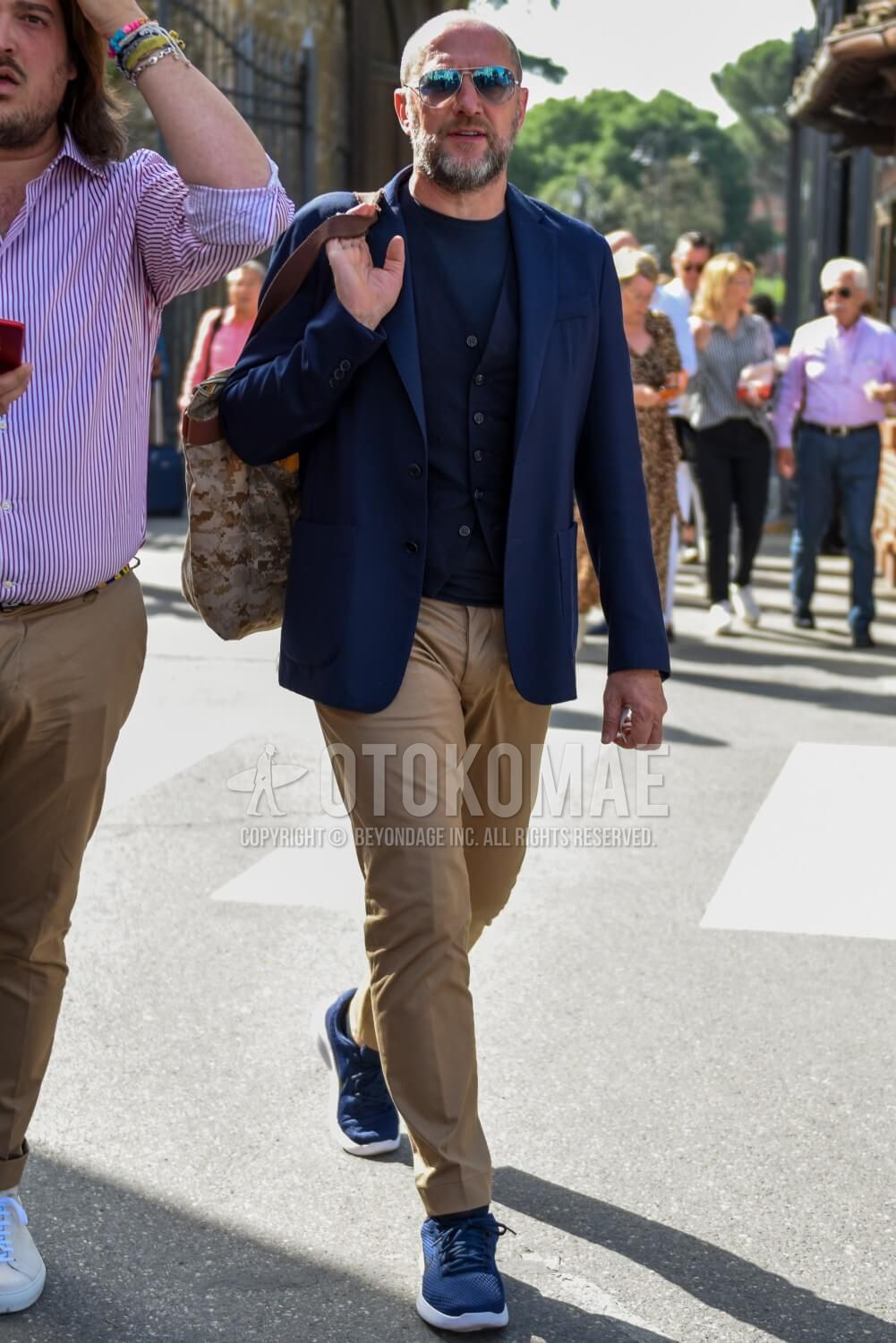 チノパン コーデ特集 アイテムの歴史 選び方から着こなしのコツ 参考にしたい海外のメンズスナップを一挙紹介 メンズファッションメディア Otokomae 男前研究所 ページ 16 ページ 16