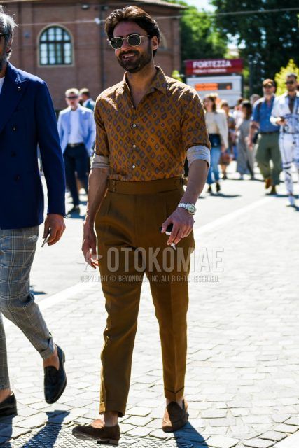 Round Ray-Ban black and gold solid color sunglasses, beige and other shirts, solid color brown beltless pants, solid color ankle pants, solid color pleated pants, solid color slacks, suede brown and other loafer leather shoes for men's spring and summer outfits.
