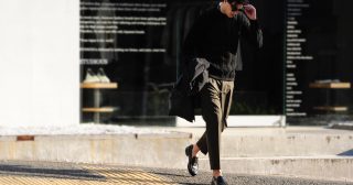 確実に洒脱な印象へ導く！秋冬コーデをモダンに昇華する「新名作パンツ」とは？