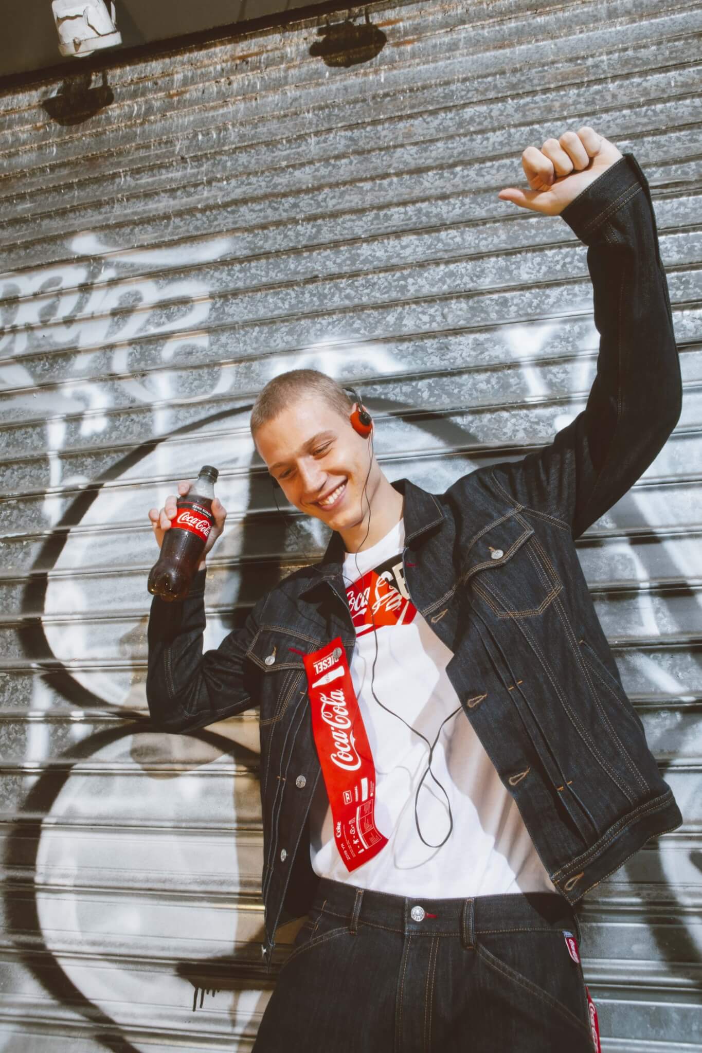 Diesel X Coca Cola アイコニックな両ブランドが夢のタッグ リサイクルがテーマのコラボコレクションが登場 メンズファッションメディア Otokomaeotokomae 男前研究所