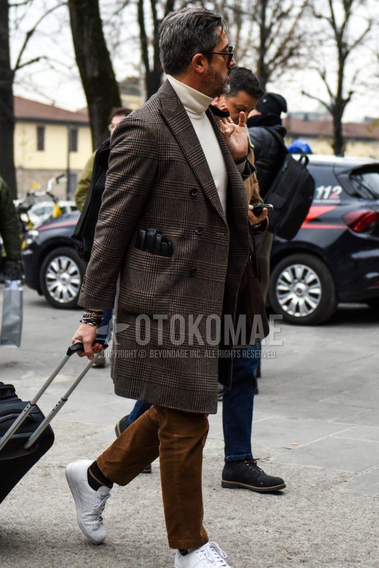 Men's fall/winter coordinate outfit with plain sunglasses, glen check gray check chester coat, plain white turtleneck knit, plain brown winter pants (corduroy,velour), plain brown socks, and white low-cut sneakers.