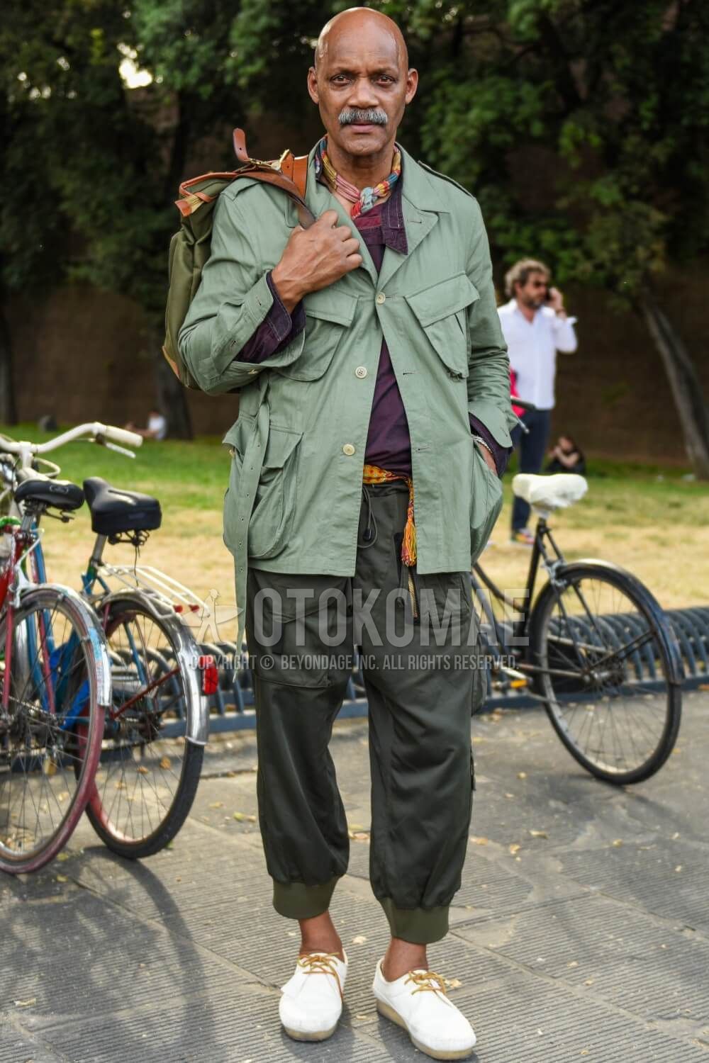 カーキパンツ コーデ メンズ特集 相性の良い色合わせを踏まえて注目の着こなし おすすめアイテムを紹介 メンズファッションメディア Otokomae 男前研究所 ページ 33 ページ 33