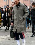 Winter men's outfit with plain gray stainless steel collar coat, plain black shirt, plain navy/red sidelined pants, plain white socks, white low-cut sneakers, and plain green tote bag.