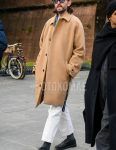 A plain black baseball cap, plain sunglasses, a plain beige stainless steel coat, plain white cotton pants, plain gray socks, and black plain-toe leather shoes are worn with this men's fall/winter outfit.