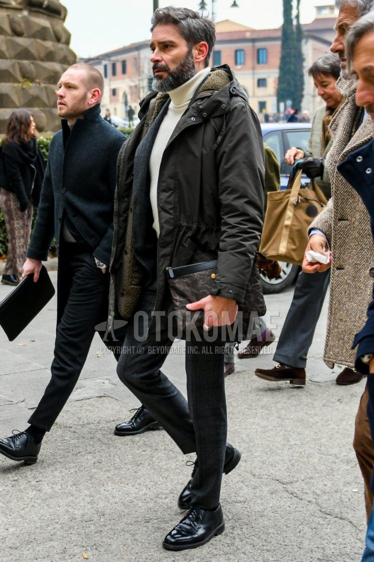 Men's coordinate and outfit with olive green solid color mod coat, white solid color sweater, dark gray solid color slacks, black plain toe leather shoes, brown bag clutch bag/second bag/drawstring bag.