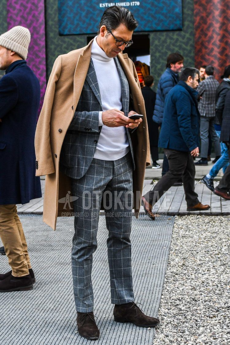 Men's fall/winter coordinate outfit with plain glasses, plain beige chester coat, plain white turtleneck knit, brown chukka boots, suede shoes leather shoes, and gray checked suit.