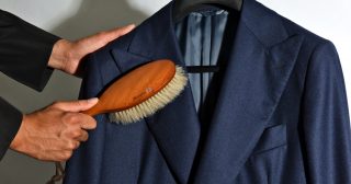 スーツのブラッシング方法「生地が傷みにくいやり方でお気に入りの一着を上手に手入れ！」
