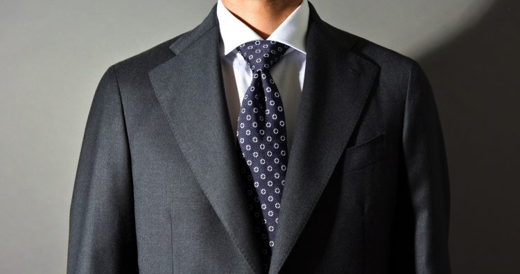 セミウィンザーノットの結び方 ほどよいボリュームでネクタイに存在感をプラス メンズファッションメディア Otokomaeotokomae 男前研究所