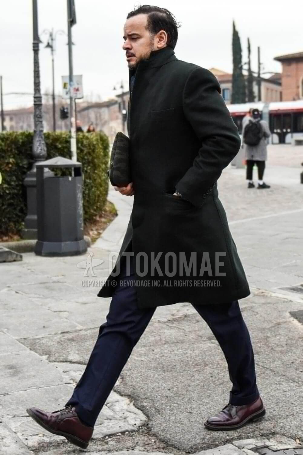 黒コート コーデ メンズ特集 注目の着こなしとおすすめアイテムを紹介 メンズファッションメディア Otokomae 男前研究所 ページ 2 ページ 2