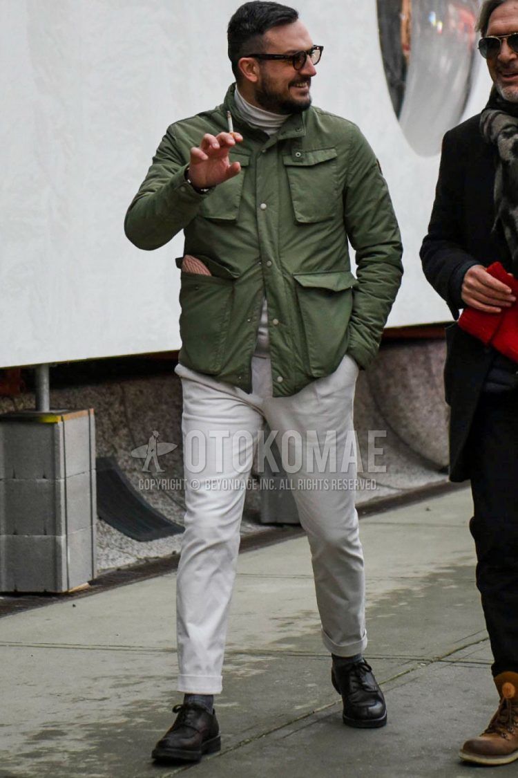 Men's coordinate and outfit with plain glasses, plain military green down jacket, plain white turtleneck knit, plain white cotton pants, plain gray socks, and black U-tip leather shoes.