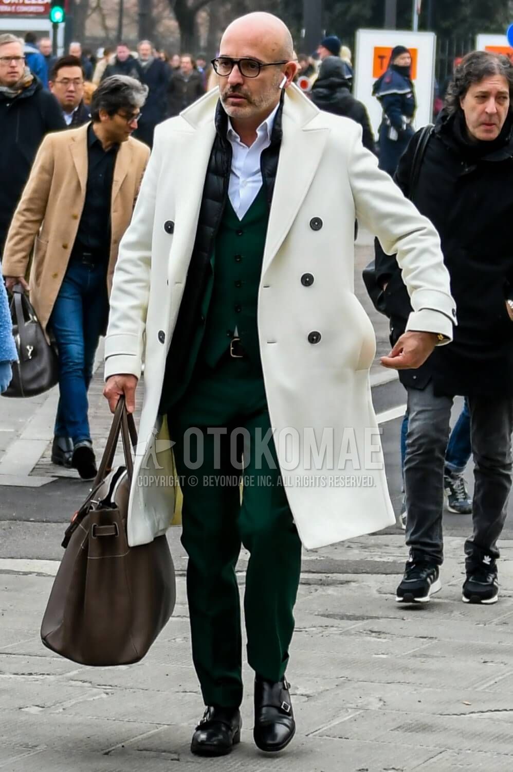 白コート メンズ特集 大人の男が参考にしたい注目の着こなしとアイテムを紹介 メンズファッションメディア Apgs Nsw