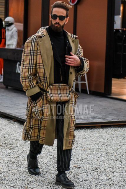 Burberry check beige check stainless steel coat, Burberry check plain black outerwear, plain black turtleneck knit, black striped slacks, plain black socks, black plain toe leather shoes, Burberry check Burberry beige check body bag. Men's Codes and Outfits.
