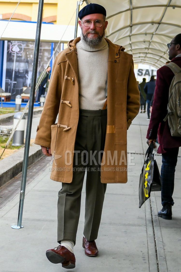 Men's coordinate and outfit with plain black cap, plain glasses, plain brown duffle coat, plain white turtleneck knit, plain olive green slacks, plain white socks, and brown brogue shoes leather shoes.