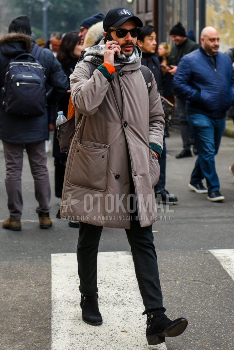 Men's coordinate and outfit with plain black baseball cap, plain black Ray-Ban Wayfarer sunglasses, plain white/black scarf/stall, plain beige down jacket, plain gray denim/jeans, black boots, suede shoes leather shoes.