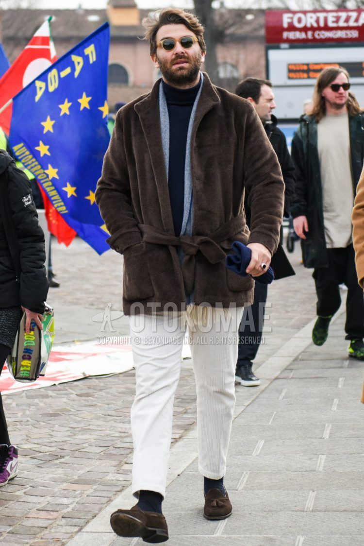 Men's coordinate and outfit with solid color sunglasses, solid color gray scarf/stall, solid color brown outerwear, solid color black turtleneck knit, solid color white winter pants (corduroy, velour), solid color black socks, brown tassel loafers leather shoes, suede shoes leather shoes.