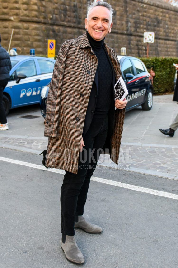 Men's coordinate and outfit with brown check stainless steel stainless steel coat, plain black turtleneck knit, plain black cotton pants, and gray side gore boots.