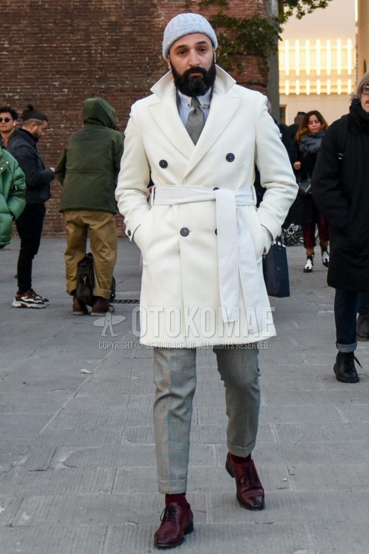 Men's coordinate and outfit with plain gray knit cap, plain white trench coat, plain white shirt, plain gray slacks, plain red socks, red plain toe leather shoes, and gray necktie tie.