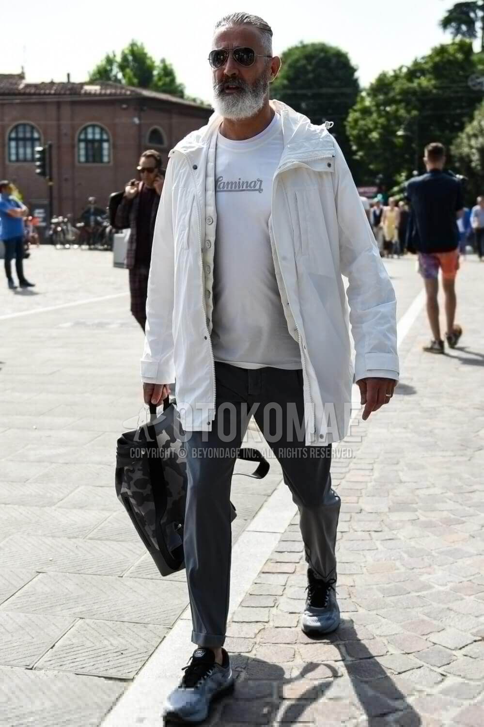白コート メンズ特集 大人の男が参考にしたい注目の着こなしとアイテムを紹介 メンズファッションメディア Govgov 男前研究所