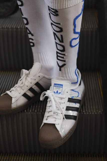 Blondie-like long socks full of personality that come with the package sublimate the collaborative sneakers into style.