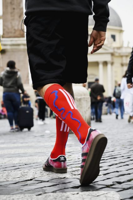 Blondie-like long socks full of personality that come with the package sublimate the collaborative sneakers into style.