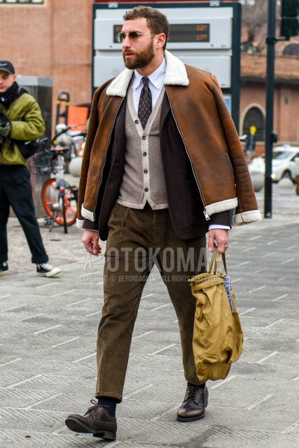Solid color sunglasses, solid color brown leather jacket (not riders), solid color white shirt, solid color brown cardigan, solid color brown tailored jacket, solid color brown winter pants (corduroy, velour), solid color navy socks, brown brogue shoes leather shoes, yellow Men's coordinate and outfit with solid color tote bag.