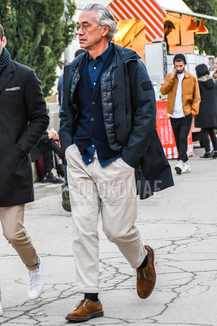 Men's coordinate and outfit with plain glasses, dark gray solid color mountain parka, navy solid color cardigan, blue solid color shirt, black solid color inner down, white solid color cotton pants, black solid color socks, brown suede shoes leather shoes, brown plain toe leather shoes.