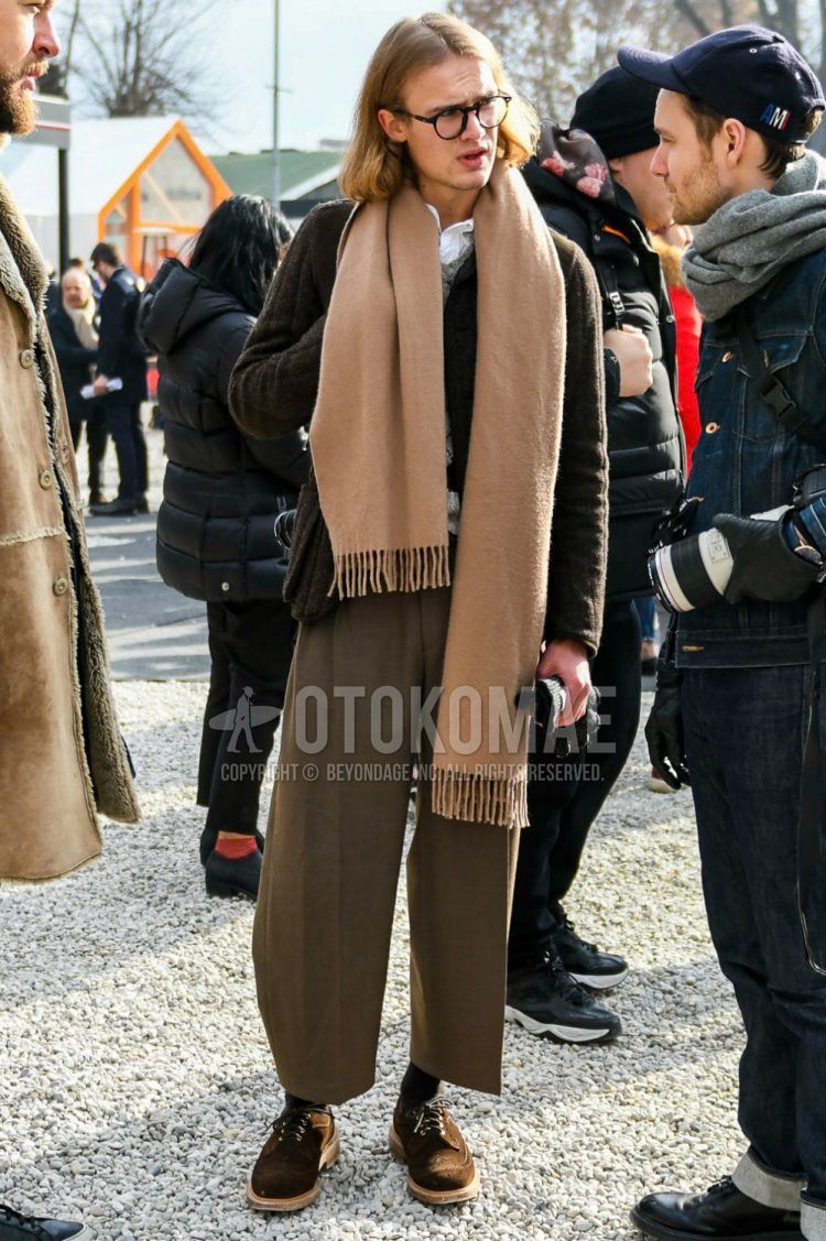 Men's coordinate and outfit with solid color glasses, solid color brown scarf/stall, solid color brown wide pants, solid color brown socks, and brown suede leather shoes.