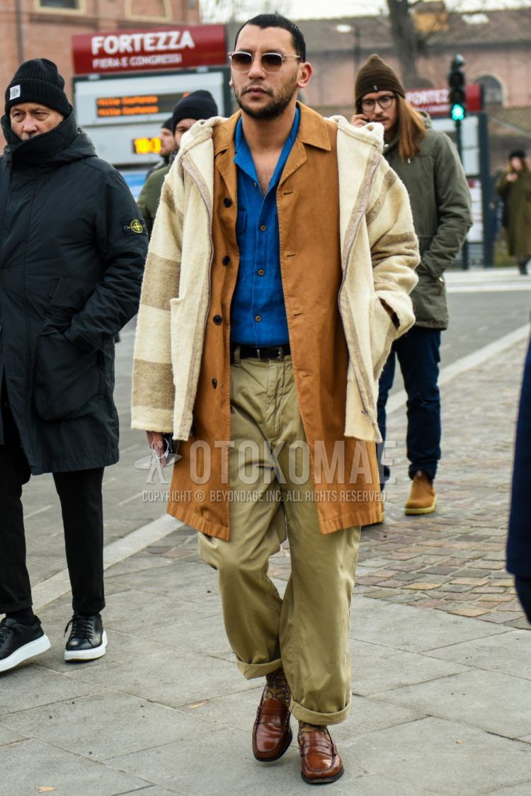 Clear solid color sunglasses, beige striped hooded coat, brown solid color stainless steel collar coat, blue solid color shirt, black solid color leather belt, beige solid color chinos, beige solid color wide pants, beige socks socks, brown coin loafer leather shoes winter fall Men's coordinates and outfits for.