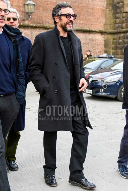 Men's coordinate and outfit with plain glasses, plain gray chester coat, plain black t-shirt, black straight tip leather shoes, and plain gray suit.